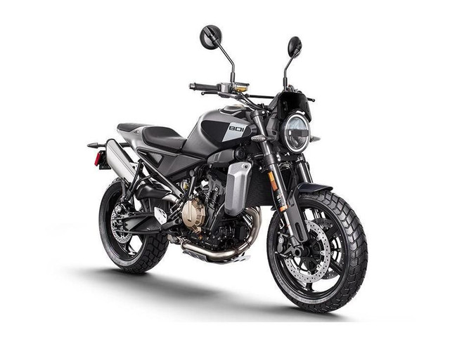 2025 Husqvarna SVARTPILEN 801 dans Motos sport  à Granby