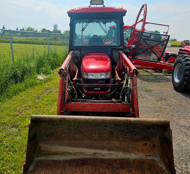 2004 Case IH 2004 Case IH DX29 - Tractor in Farming Equipment in Kawartha Lakes - Image 4
