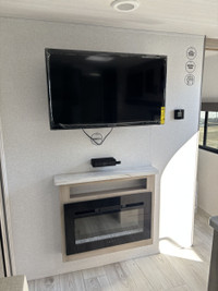 Della Terra DET241BH This under 30ft family travel trailer is sure to impress! Not only do the adult... (image 4)