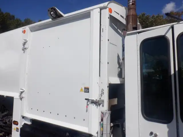 2008 international 7400 Garbage Truck Air Brakes Diesel in Heavy Trucks in Richmond - Image 18