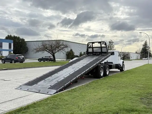 2000 international 4900 25 Foot Roll-Off Flat Deck Tow Truck Man in Heavy Trucks in Richmond - Image 11