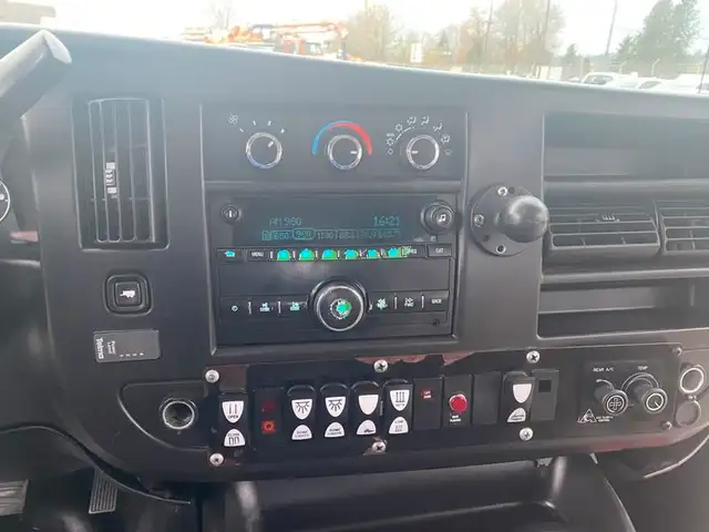 2017 chevrolet Express G4500 21 Passenger Bus With Wheelchair Ac in Heavy Trucks in Richmond - Image 16