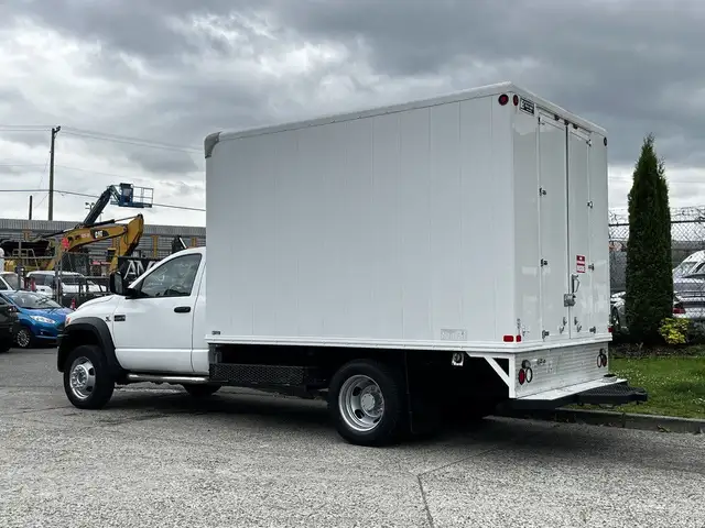 2008 Ram 5500 12 Foot Cube Van with Shelves in Heavy Trucks in City of Toronto - Image 8