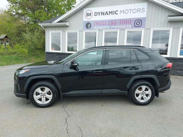 2021 Toyota RAV4 XLE AWD! ONE OWNER! SUNROOF! NEW TIRES & BRAKES dans Autos et camions  à Bedford - Image 2