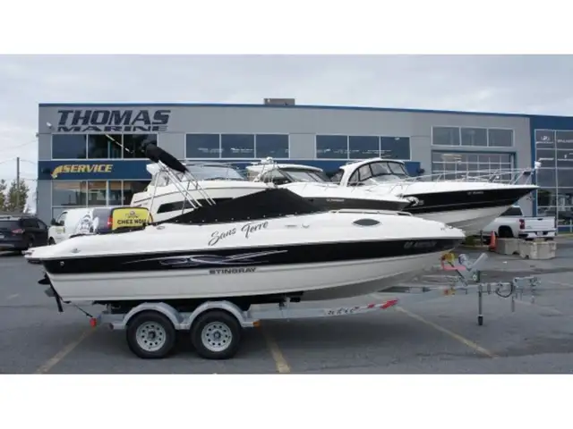 2013 Stingray Boat Co 208CR VOLVO V6-200CV in Powerboats & Motorboats in Longueuil / South Shore - Image 2