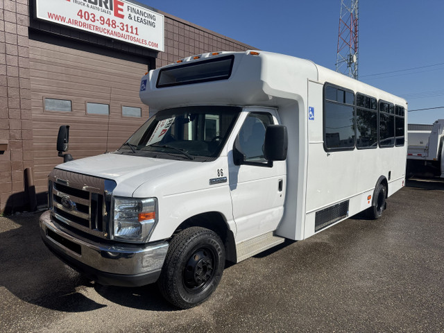 2016 Ford E-450 18 Passenger Bus With Wheelchair Lift in Cars & Trucks in Calgary - Image 2