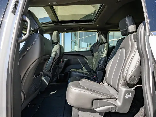 2025 Chrysler Pacifica Select in Cars & Trucks in Barrie - Image 13