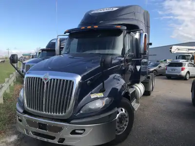 Stock #: V473687 Tandem Axle Sleeper Tractor, Cummins ISX engine (450/461) HP, Eaton Fuller Ultra Sh...