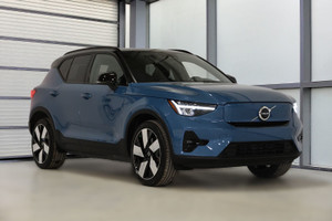 2023 Volvo XC40 Recharge Pure Electric Plus / AWD / Toit pano. /