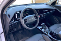 Sunroof, Wireless Phone Charger, Uvo, Push Button Start, Blind Spot Detection, Satellite Radio, Clot... (image 7)