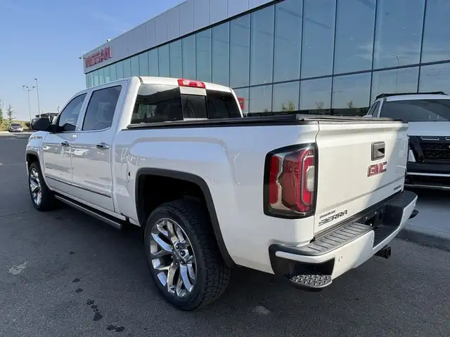 2017 GMC Sierra 1500 Denali 4x4 Crew Cab • 6.2L • Sunroof • Pwr  in Cars & Trucks in Calgary - Image 5