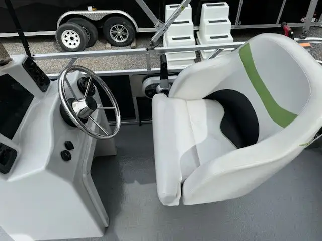 2017 17' LEGEND SPLASH PONTOON 30HP 4-STROKE in Powerboats & Motorboats in Peterborough - Image 6