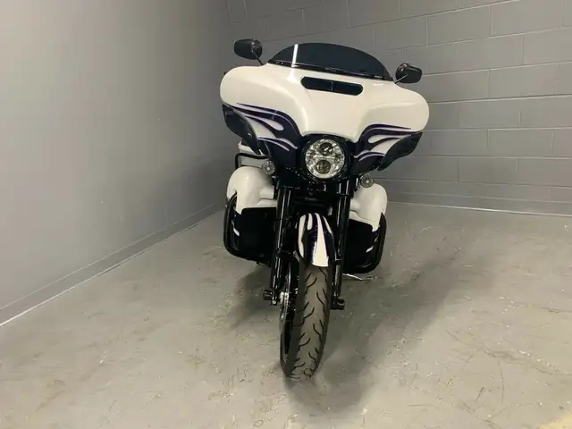 2016 Harley-Davidson CVO Street Glide in Street, Cruisers & Choppers in Oshawa / Durham Region - Image 5