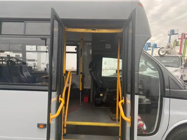 2017 chevrolet Express G4500 21 Passenger Bus With Wheelchair Ac in Heavy Trucks in Richmond - Image 22