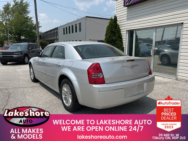 2009 Chrysler 300 Touring Touring in Cars & Trucks in Leamington - Image 2