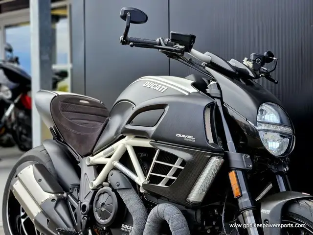 2013 Ducati Diavel AMG in Street, Cruisers & Choppers in Oshawa / Durham Region - Image 10