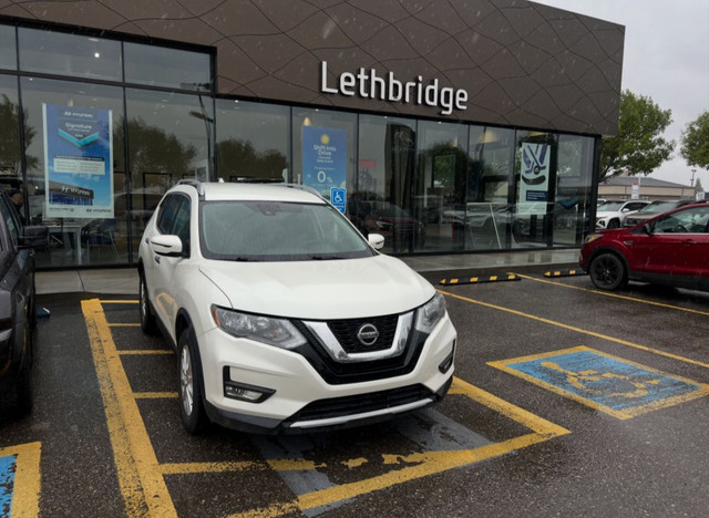 Nissan Rogue SV 2020 in Cars & Trucks in Lethbridge