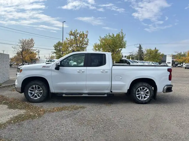 2022 Chevrolet Silverado 1500 LT / 1LT / DOUBLECAB / 5.3L / Z71 in Cars & Trucks in Calgary - Image 3