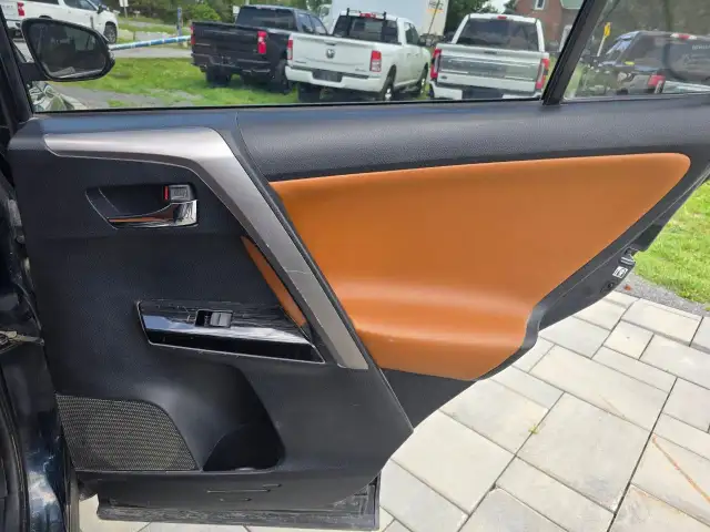2017 Toyota RAV4 Hybrid in Cars & Trucks in Ottawa - Image 27