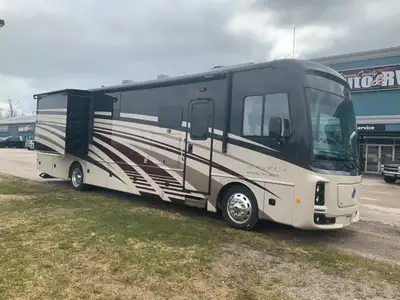 Step into diesel luxury with the 2016 Holiday Rambler Navigator XE 36K, proudly offered at Simcoe Co...