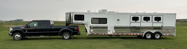 2005 SUNDOWNER 3 HORSE LIVING QUARTERS MIDTACK ALUMINUM TRAILER  in Cargo & Utility Trailers in Calgary - Image 2