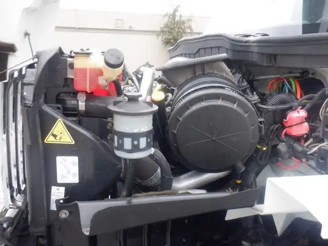 2009 international 7400 Workstar Bucket Truck With Air Brakes Di in Heavy Trucks in Richmond - Image 38