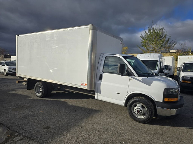 2019 GMC Savana Van G3500 - 16Ft Box - V8 Gasoline - Rear Barn D in Cars & Trucks in City of Toronto - Image 3