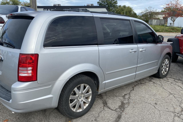 2008 Chrysler Town & Country TOURING in Cars & Trucks in St. Catharines - Image 4