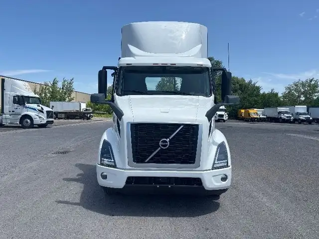 2020 Volvo VNR64300 in Heavy Trucks in Mississauga / Peel Region - Image 3
