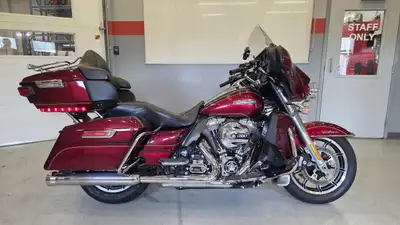 This Harley Davidson Electra Glide Ultra Classic Low is in immaculate shape with very low mileage!!...