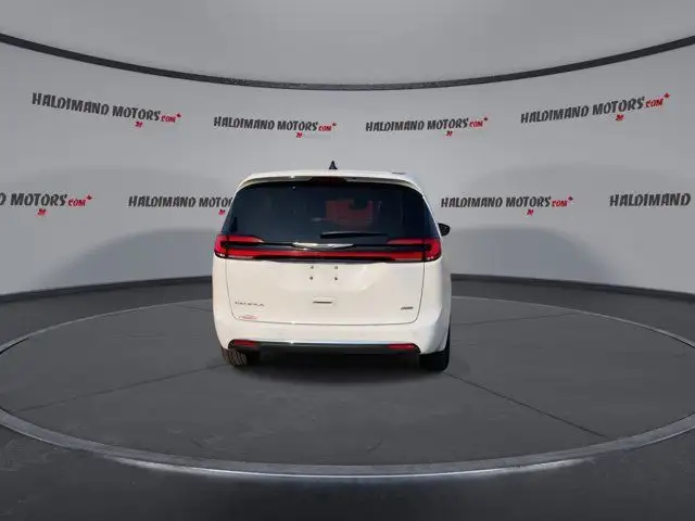2023 Chrysler Pacifica Touring L in Cars & Trucks in Hamilton - Image 8
