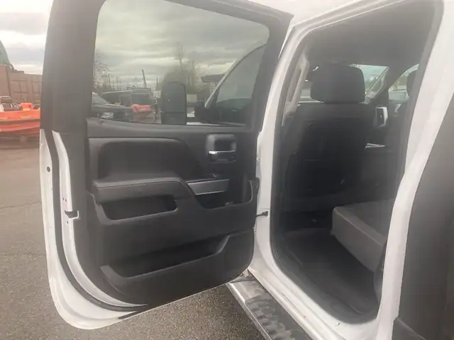 2015 chevrolet Silverado 3500HD 8 Foot Flat Deck 4WD in Heavy Trucks in Richmond - Image 29