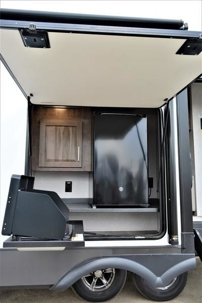 2023 Forest River Rockwood Signature 8332SB in Travel Trailers & Campers in Strathcona County - Image 2