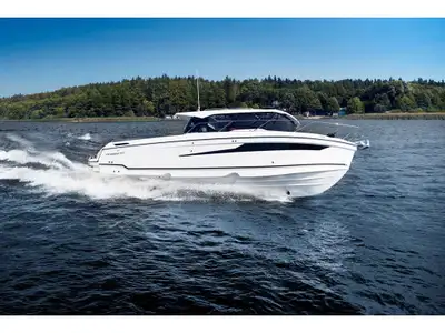 Le 920 Explorer MAX est conçu pour les excursions d'une journée, les week-ends sur l'eau et les esca...