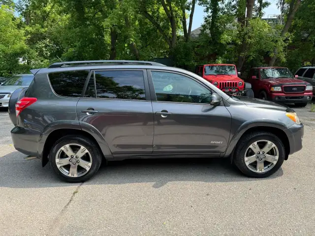 2010 Toyota RAV4 SPORT V6 - 4X4 in Cars & Trucks in City of Toronto - Image 7