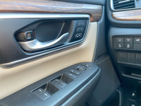 Le Honda CR-V Touring 2018 est un VUS compact haut de gamme qui se distingue par son design moderne,... (image 5)