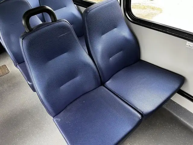 2019 chevrolet Express G4500 21 Passenger Bus With Wheelchair Ac in Heavy Trucks in Richmond - Image 19