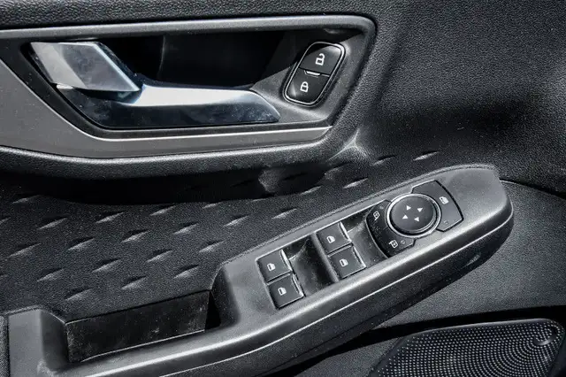 2020 Ford Escape SE • HEATED SEATS • CP/AA • NAV • PARK ASSIST in Cars & Trucks in Kingston - Image 11
