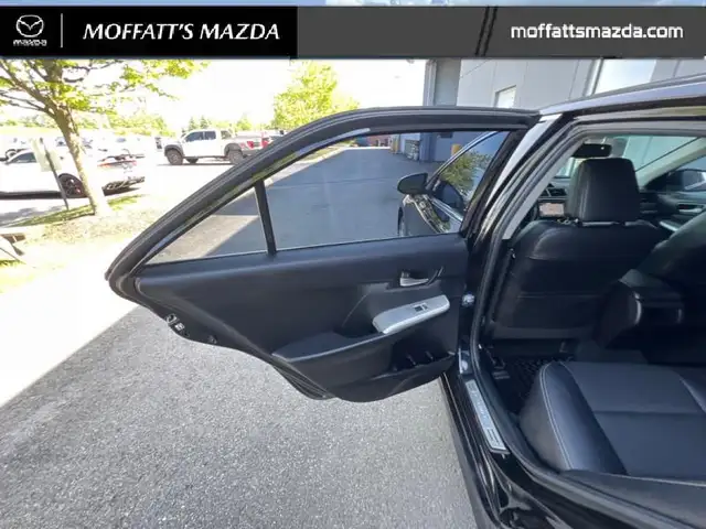 2014 Toyota Camry SE dans Autos et camions dans Barrie - Image 43