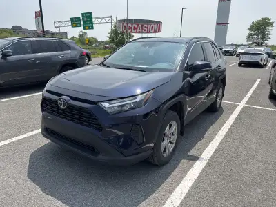 PRIX ET QUALITÉ IMBATTABLE venez découvrir notre TOYOTA RAV4 2023 XLE AWD ÉCRAN CARPLAY SIÈGES/VOLAN...
