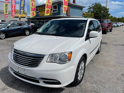 2013 Chrysler Town & Country Touring sunroof