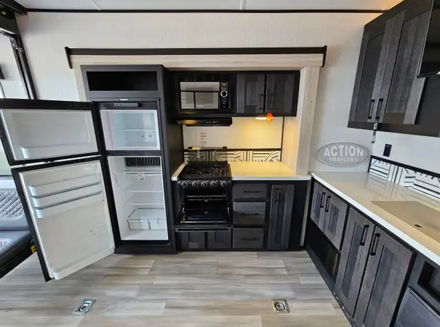 TOY HAULER CLEARANCE -STYKER 3414 W/REAR PATIO DECK UNDER COST in RVs & Motorhomes in London - Image 25