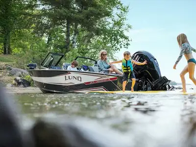 2026 Lund 1875 Crossover XS Sport, Mercury 150 pro xs, White deck/Bottom, Black free board, Hydr ste...