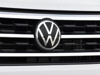 Experience the power and elegance of the 2021 Volkswagen Atlas Highline in a stunning white finish w... (image 8)