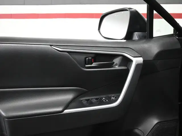 2021 Toyota RAV4 LE No Accident Radar Cruise Blindspot Lane Assi in Cars & Trucks in Mississauga / Peel Region - Image 12