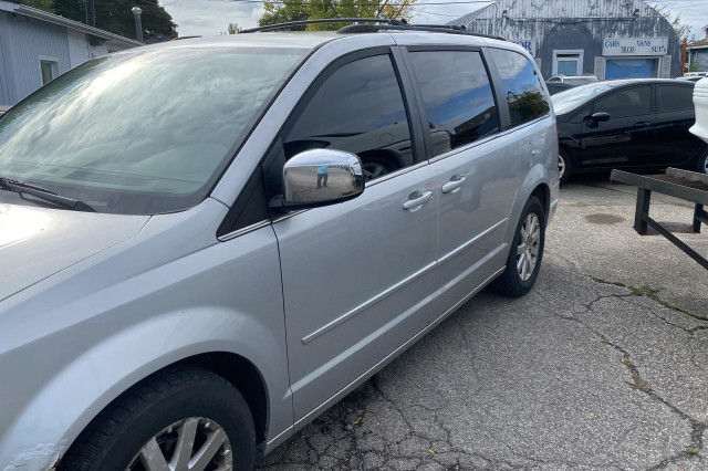 2008 Chrysler Town & Country TOURING in Cars & Trucks in St. Catharines - Image 2