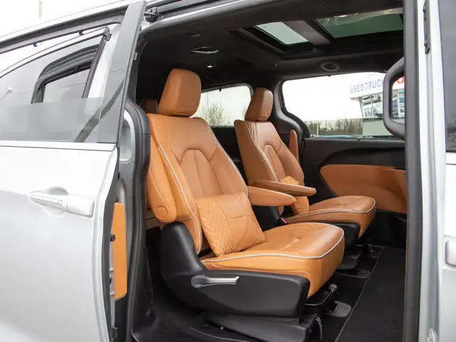 2023 Chrysler Pacifica Hybrid Pinnacle in Cars & Trucks in Calgary - Image 21