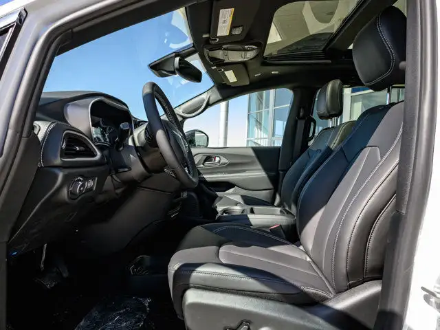 2025 Chrysler Pacifica Select in Cars & Trucks in Barrie - Image 19