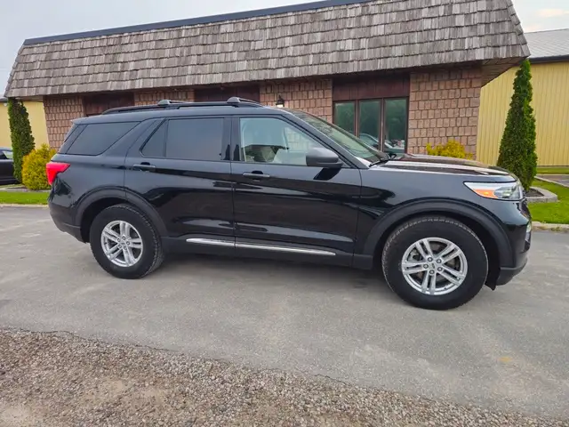 2020 Ford Explorer XLT 4WD in Cars & Trucks in Chatham-Kent - Image 3