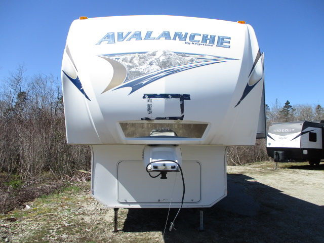 2011 AVALANCHE 330 RE in Travel Trailers & Campers in La Ronge